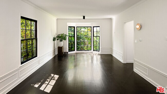 1954 Hillcrest Rd in Los Angeles, CA - Building Photo - Building Photo