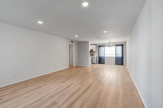 12801 Moorpark St, Unit 203 in Studio City, CA - Building Photo - Building Photo