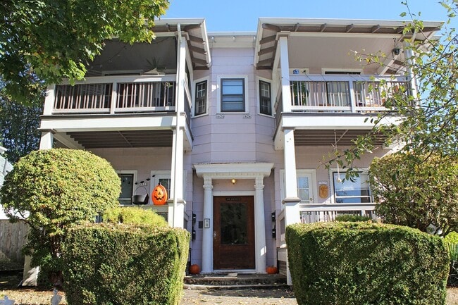 1622-1628 SE 32nd Pl / 3259-3261 SE Market St in Portland, OR - Foto de edificio - Building Photo