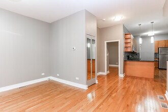 2613 W Evergreen Ave, Unit 1F in Chicago, IL - Foto de edificio - Building Photo