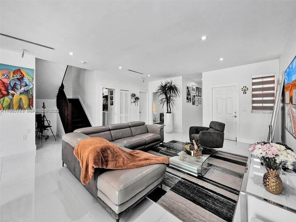 7565 NW 177th Terrace in Hialeah, FL - Building Photo