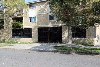 Wellington Court Apartments in Santa Ana, CA - Building Photo - Building Photo