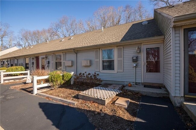 565 Smithfield Rd in North Providence, RI - Building Photo - Building Photo