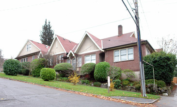 Roanoke Court in Seattle, WA - Building Photo - Building Photo