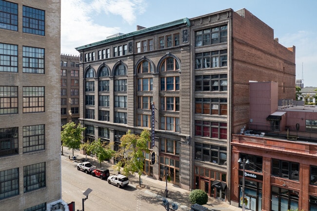 Denim Lofts in St. Louis, MO - Foto de edificio - Building Photo