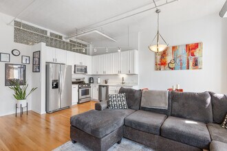 933 W Van Buren St, Unit 826 in Chicago, IL - Building Photo - Building Photo