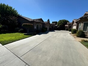 4703 W Clinton Ave in Fresno, CA - Foto de edificio - Building Photo