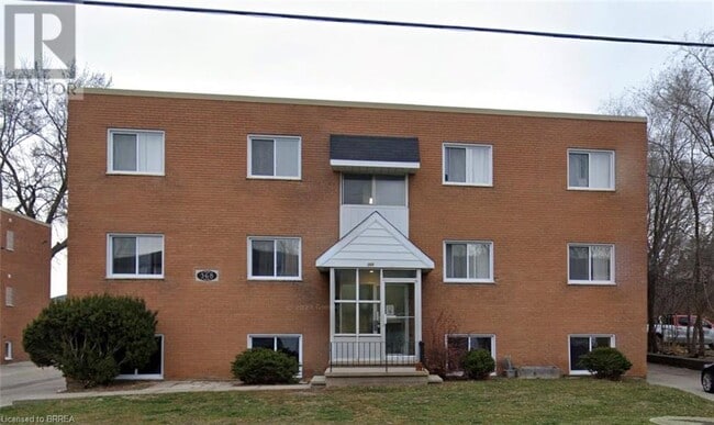 366 Darling St