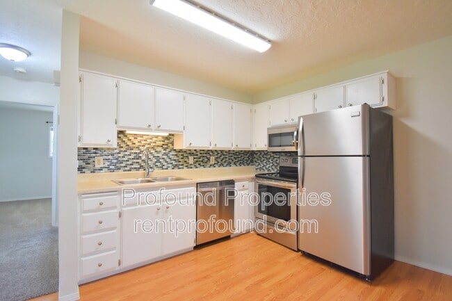 421 N Hayden Bay Dr in Portland, OR - Building Photo - Building Photo