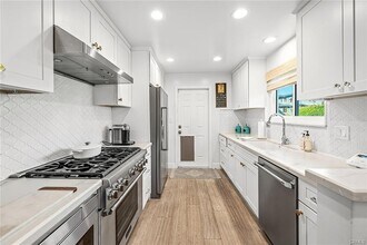 950 Marvista Ave in Seal Beach, CA - Building Photo - Building Photo