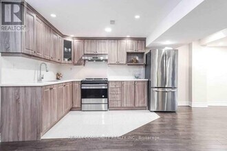 16 Weaver Dr in Toronto, ON - Building Photo - Building Photo