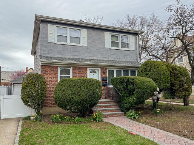 49 E Hawthorne Ave in Valley Stream, NY - Building Photo - Building Photo