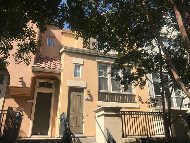 547 Moreland Way in Santa Clara, CA - Foto de edificio - Building Photo