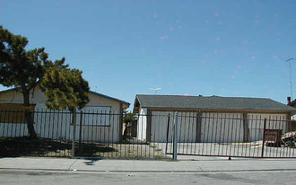 Triplex/stockton Apartments