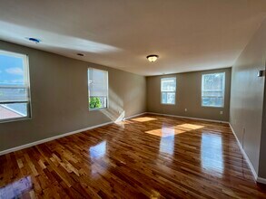 38 Forest St, Unit 2 in Boston, MA - Foto de edificio - Building Photo