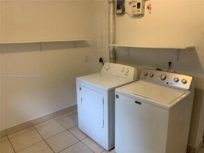 2481 NW 178th Terrace in Miami Gardens, FL - Foto de edificio - Building Photo