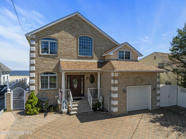 329 Front St in Union Beach, NJ - Building Photo - Building Photo