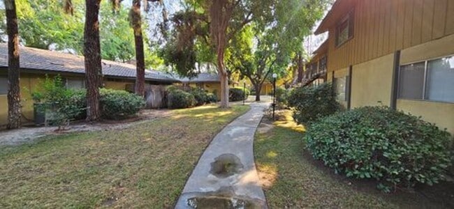 3321 W Hillsdale Ave in Visalia, CA - Building Photo - Building Photo