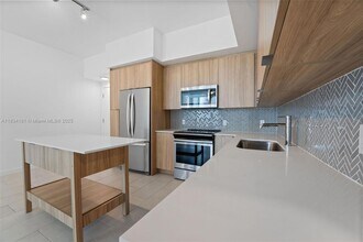 2150 N Bayshore Dr, Unit 0709 in Miami, FL - Building Photo - Building Photo
