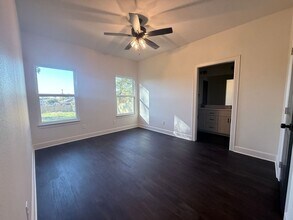 616 Oak St in Longview, TX - Foto de edificio - Building Photo