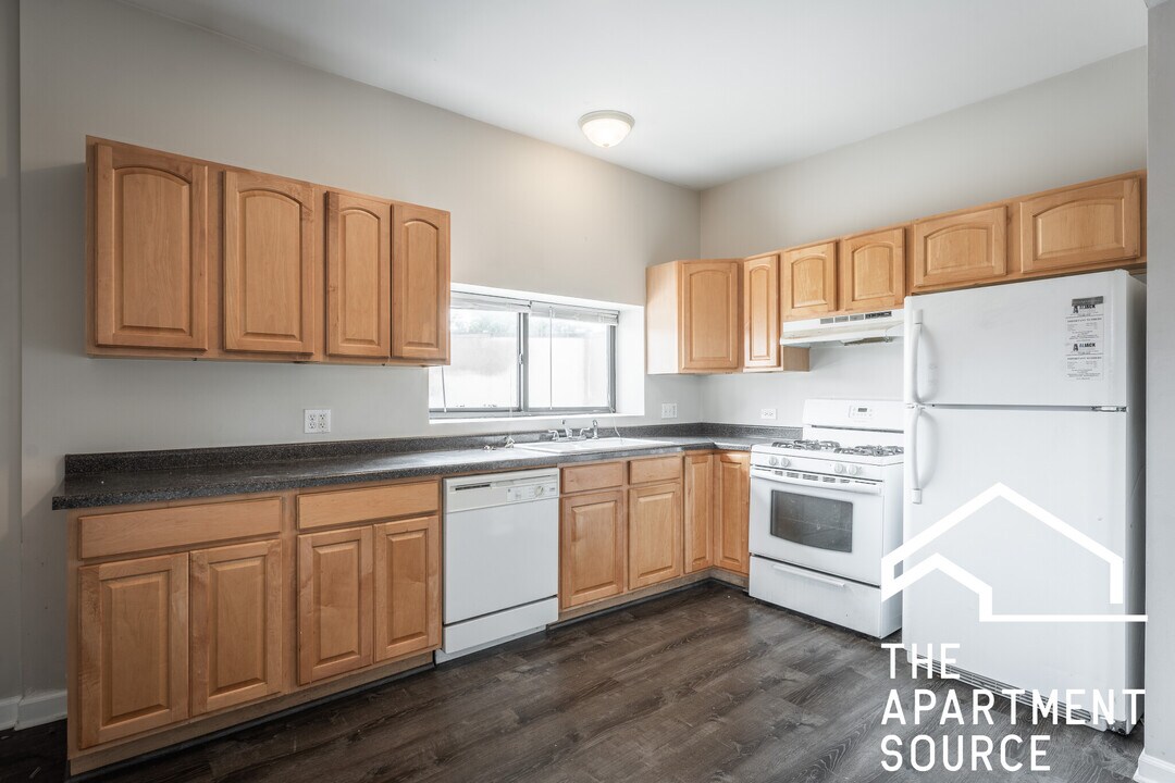 4655 N Lincoln in Chicago, IL - Building Photo