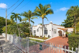 521 NE 70th St-Unit -2 in Miami, FL - Building Photo - Building Photo