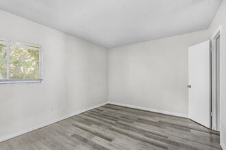 The Lakeside at 2315 in Ft. Myers, FL - Building Photo - Building Photo