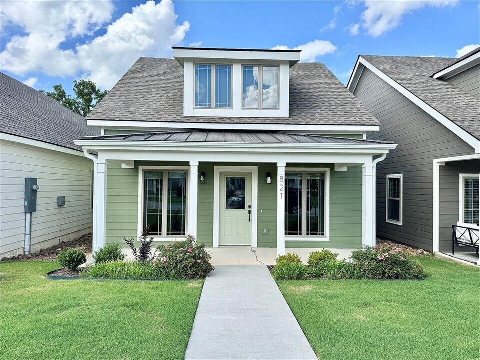 821 NE Hts Ln in Bentonville, AR - Building Photo