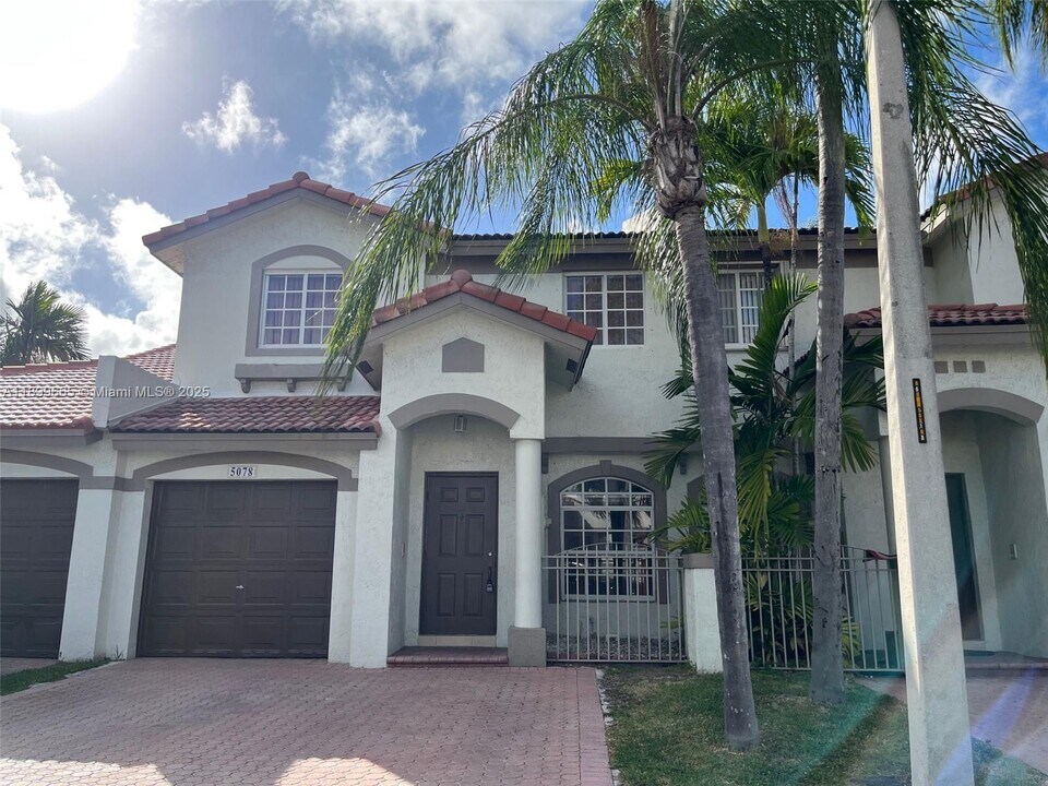 5078 NW 114th Path in Doral, FL - Building Photo