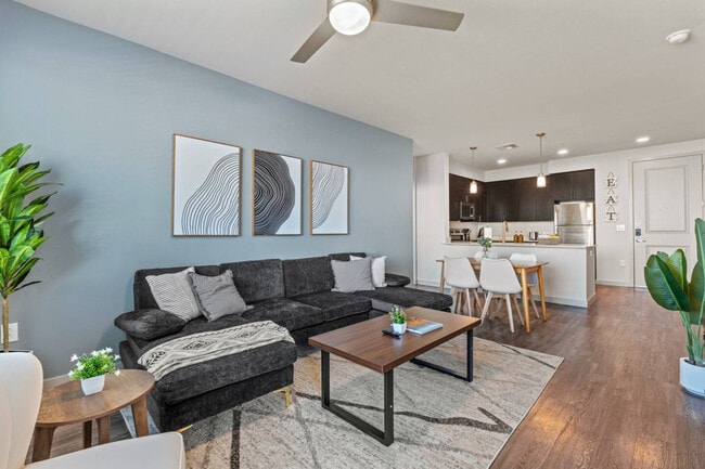 property at 711 W Broadway Rd