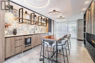 251-251 Manitoba St in Toronto, ON - Building Photo - Building Photo