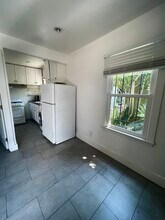 1152 1/2 N Sycamore Ave, Unit B in Los Angeles, CA - Building Photo - Building Photo