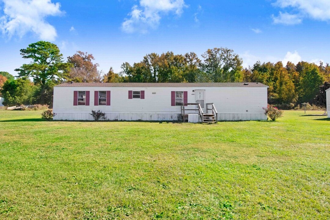 406 Little Dove Rd in Pikeville, NC - Building Photo