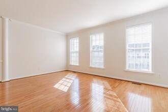 15675 William Bayliss Ct in Woodbridge, VA - Building Photo - Building Photo