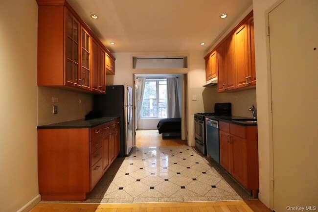 528 W 46th St, Unit 3-E in New York, NY - Building Photo - Building Photo