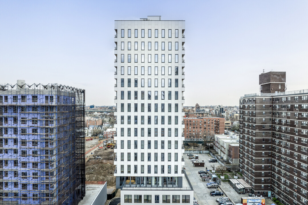 2625 4th St in Long Island City, NY - Building Photo