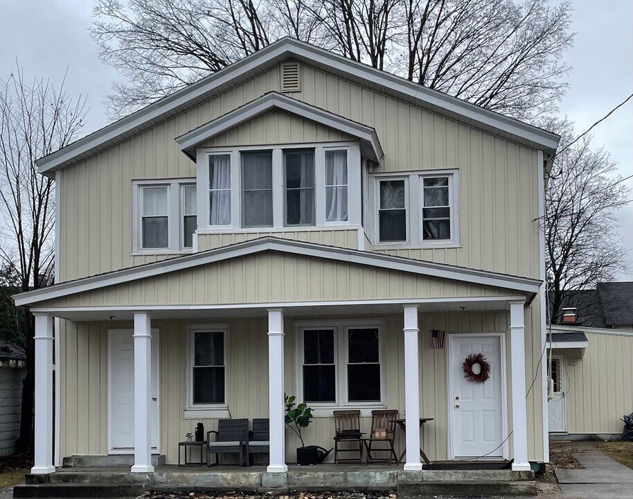 64 Webster St in Saratoga Springs, NY - Foto de edificio