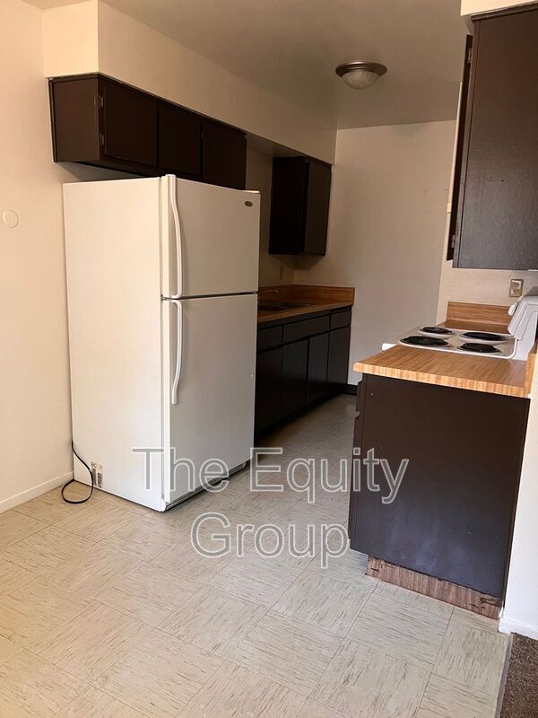 1408 W Elowin Ave in Visalia, CA - Building Photo - Building Photo