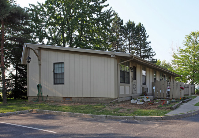 Pine Village Apartments in Fostoria, OH - Building Photo - Building Photo