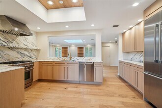 15 Parkway Dr in Roslyn Heights, NY - Building Photo - Building Photo
