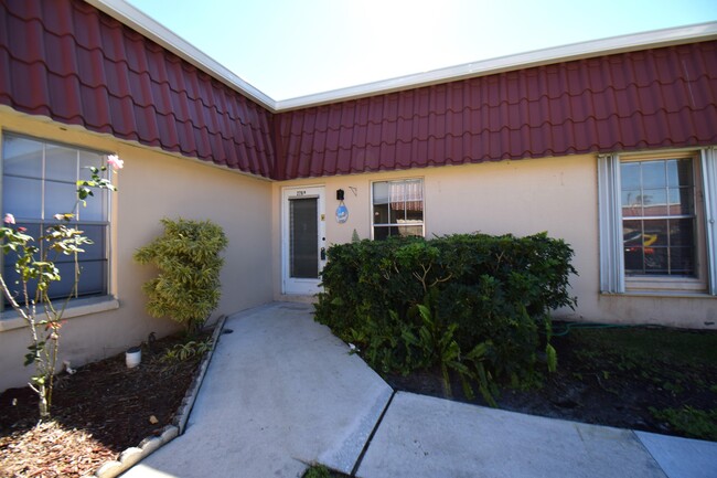 270 Cape Cod Cir in Greenacres, FL - Foto de edificio - Building Photo