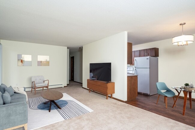 5220 Interlachen Blvd in Edina, MN - Foto de edificio - Building Photo