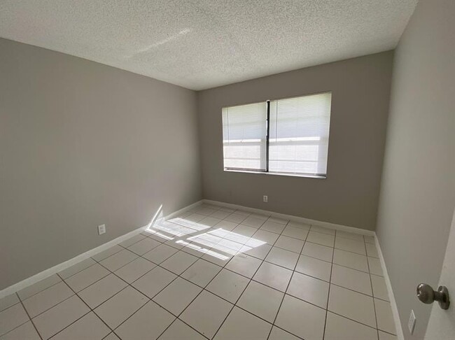 4734 Summit Blvd in West Palm Beach, FL - Building Photo - Building Photo