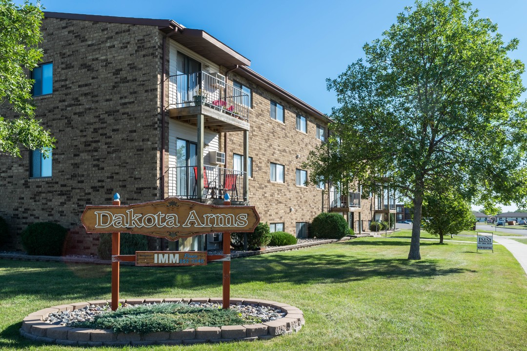 Dakota Arms in Minot, ND - Building Photo