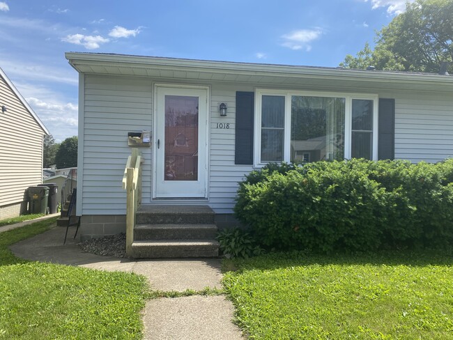 1018 W 10th St in Cedar Falls, IA - Foto de edificio - Building Photo