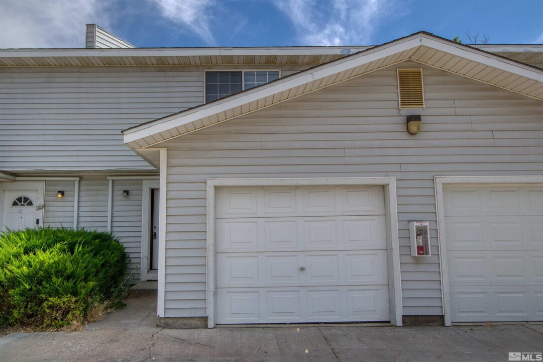 155 Curry Dr in Fernley, NV - Building Photo