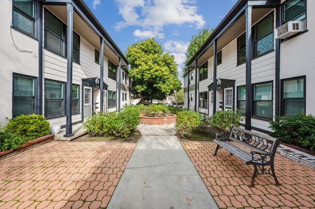 The Viking Apartments in Sherman Oaks, CA - Foto de edificio - Building Photo