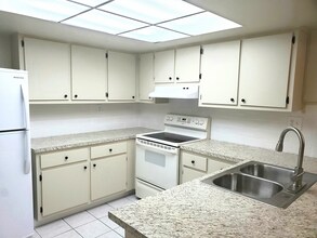 10885 NW 7th St, Unit Apt. #21 in Miami, FL - Building Photo - Building Photo