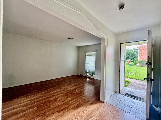 13161 Clarewood Dr in Houston, TX - Building Photo - Building Photo