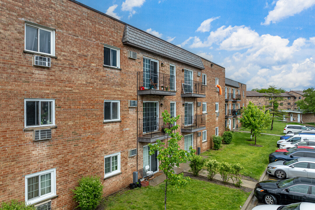 Carolshire Condominium in Carol Stream, IL - Building Photo